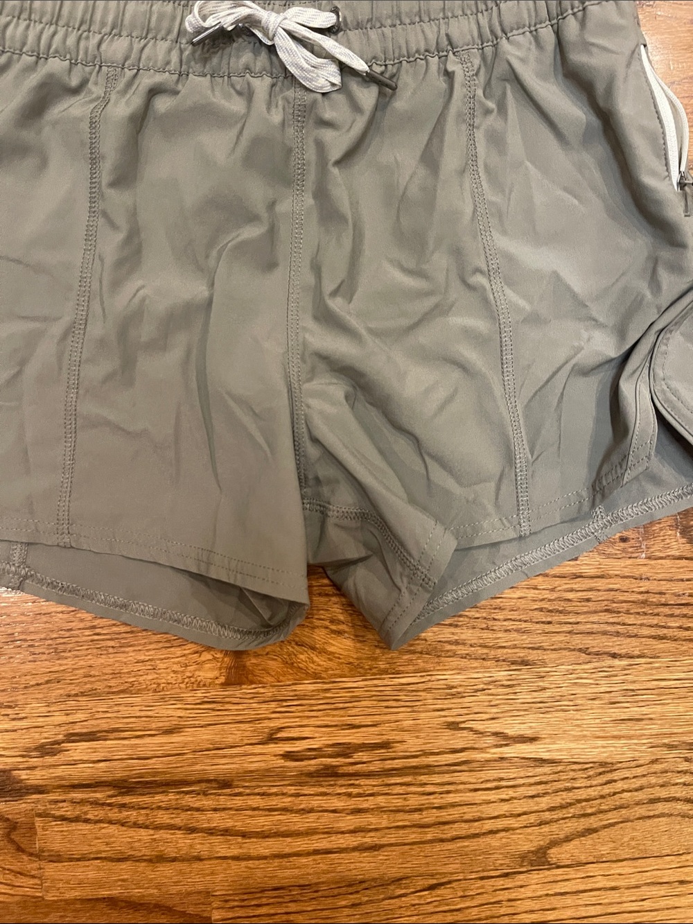 Vuori Women's Clementine 2.0 Shorts in Olive gray Sz M - Picture 5 of 13